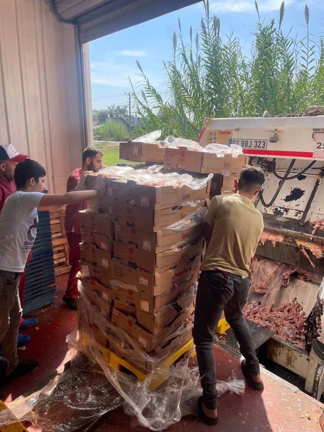 O kentte 17 ton çürümüş et ele geçirildi! Restoranlara satmak üzereyken yakalandılar 4